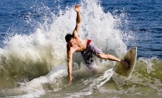 开云在线直播-冰与火的对决，灰熊铁血防守下，克莱·汤普森如何用佛光照亮广东队的至暗时刻