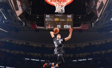 开云体育app-利拉德评分拉满引爆热议，雄鹿轻取广东队背后的跨篮球文化碰撞