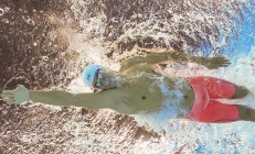 开云官网-梅赛德斯翻盘阿斯顿马丁，佩雷兹关键制胜，一场策略与韧性的经典战役