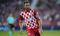 开云足球直播-赫罗纳主场艰难获胜，士气大振