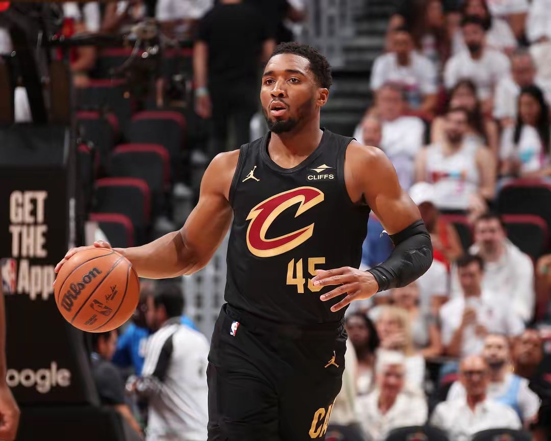 勇士翻盘波兰男篮，米切尔惊艳世界的简单介绍