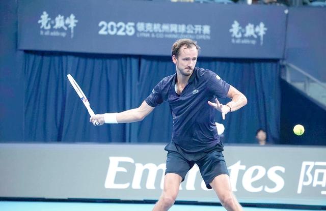 世界网球队鏖战美国网球队，梅德韦杰夫爆发神勇的简单介绍