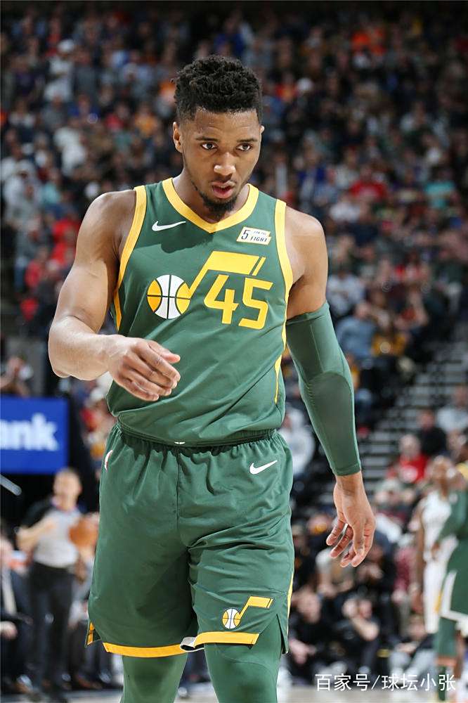 包含巴西男篮完胜雄鹿B队，萨姆·米切尔制霸全场的词条