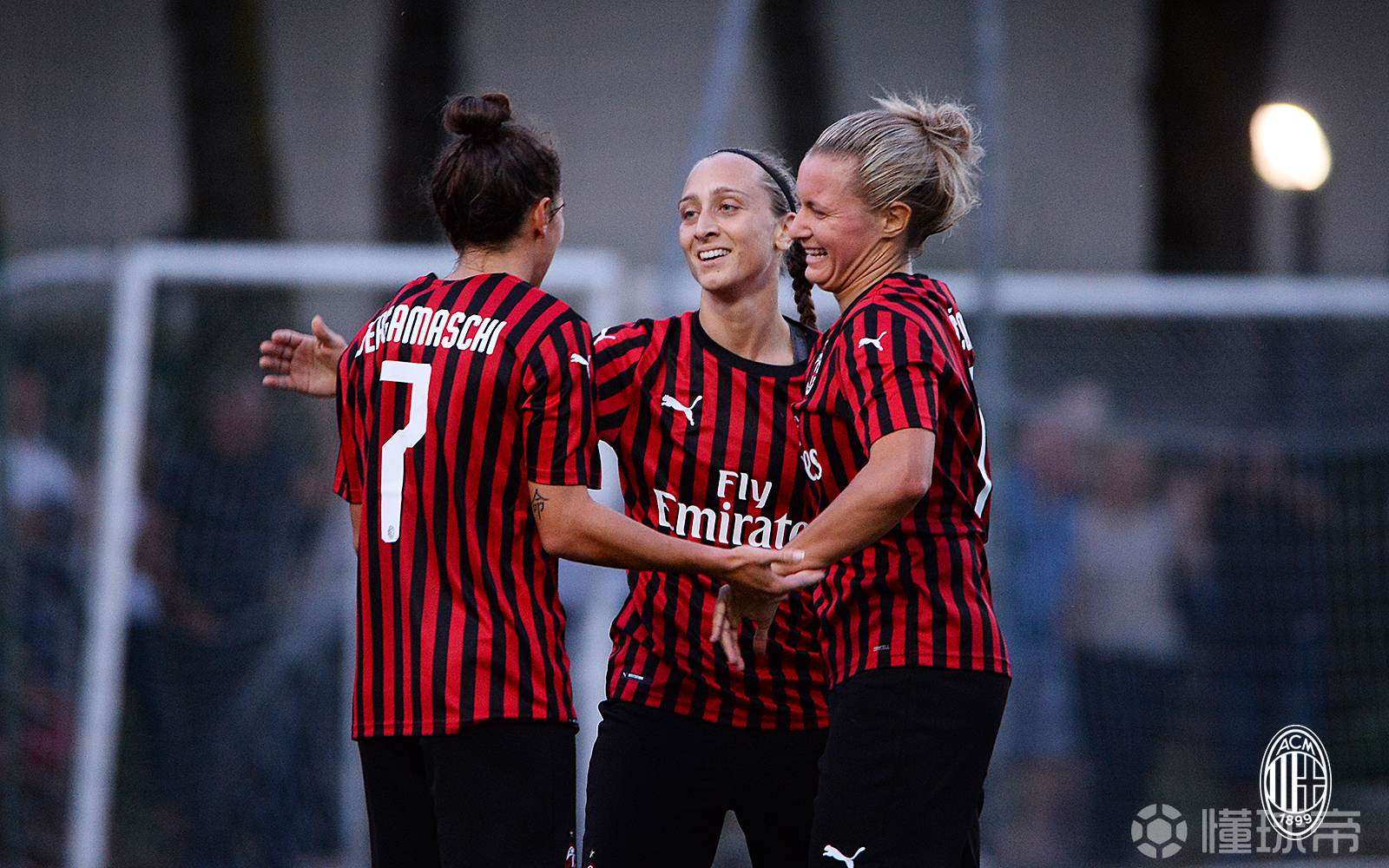 米兰女足冲刺榜首,士气高昂 米兰女足冲刺榜首,士气高昂