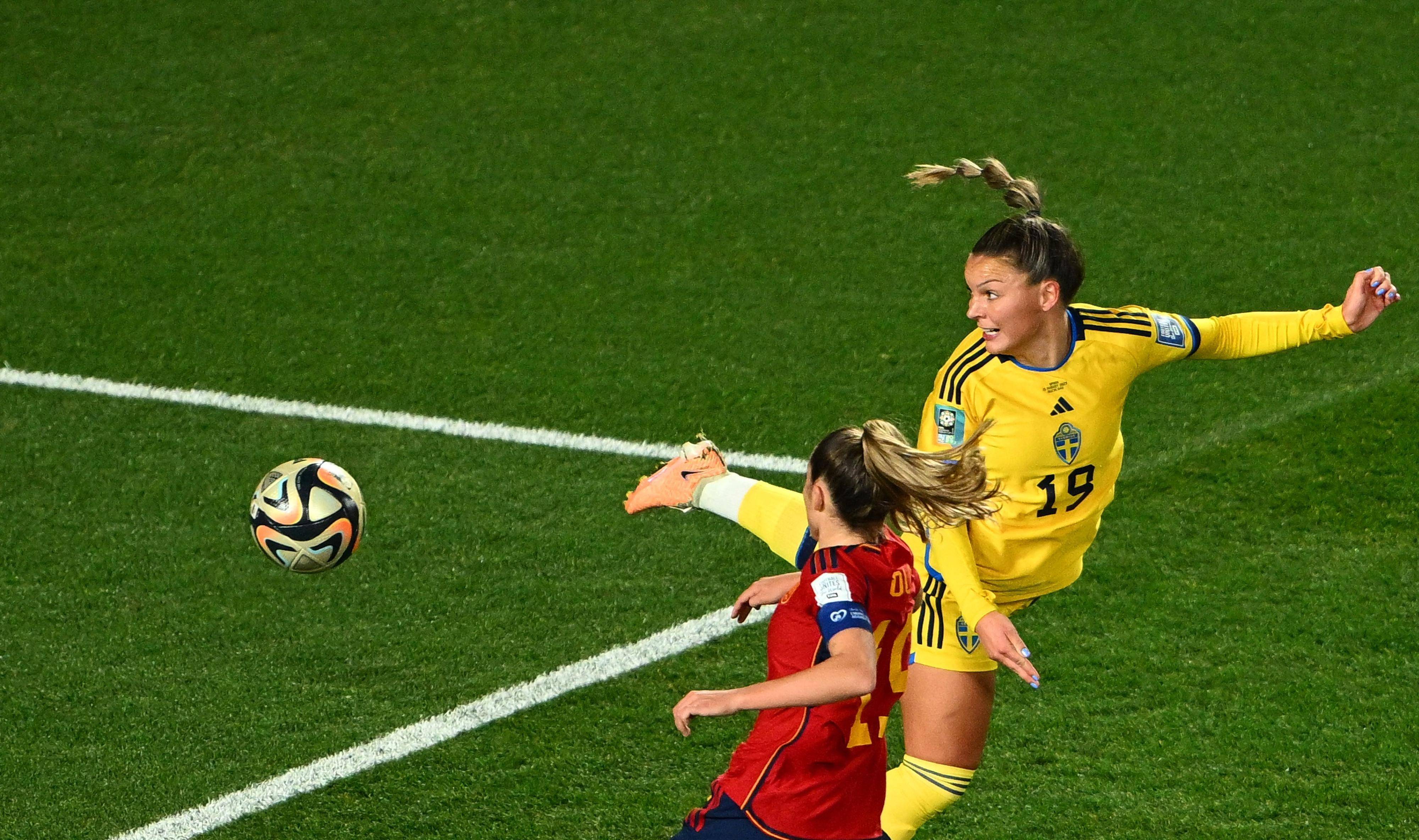 关于视觉盛宴中，女性足球选手展现实力！的信息