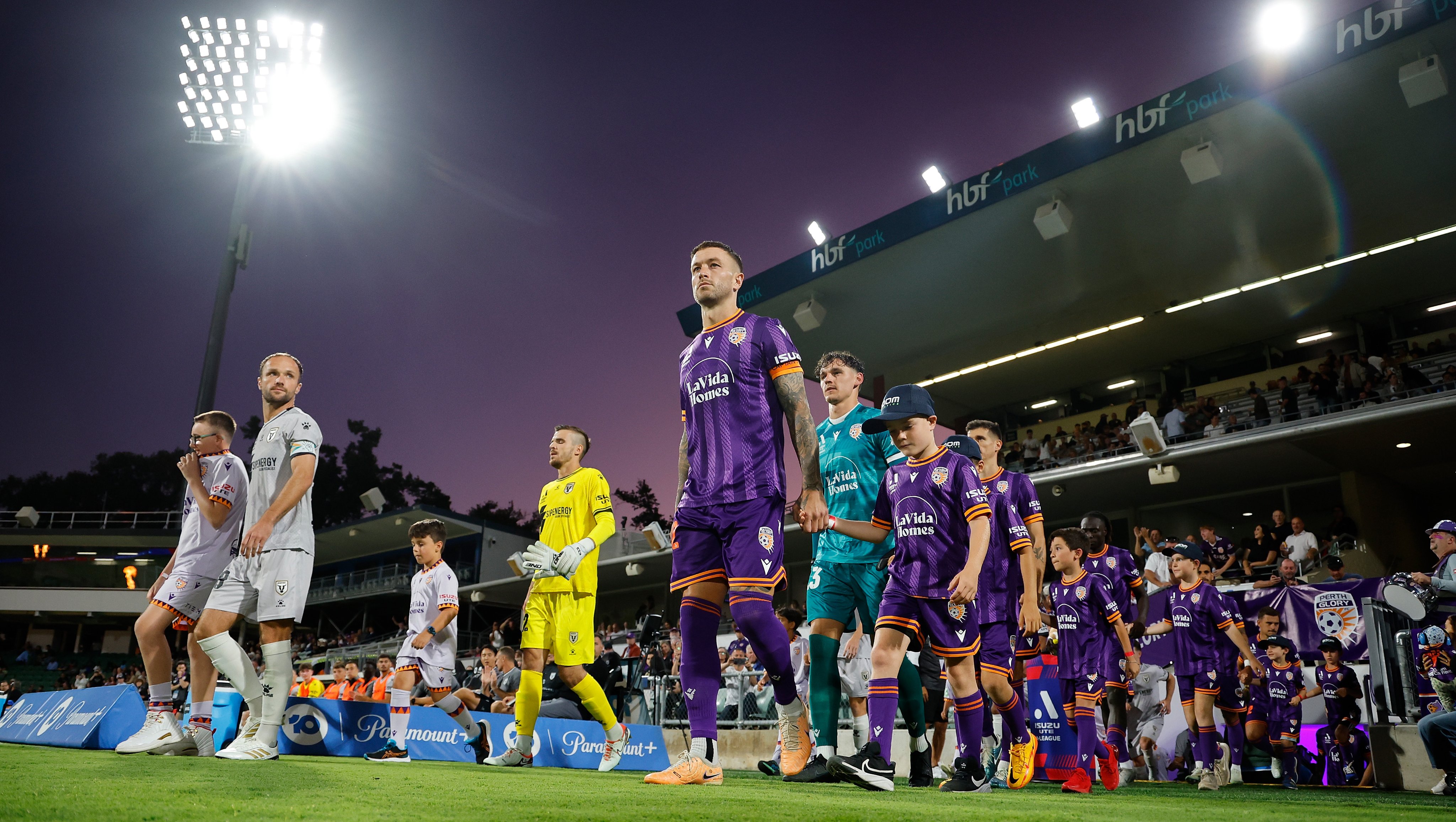 伯明翰城客场斩获胜利，保级前景大好