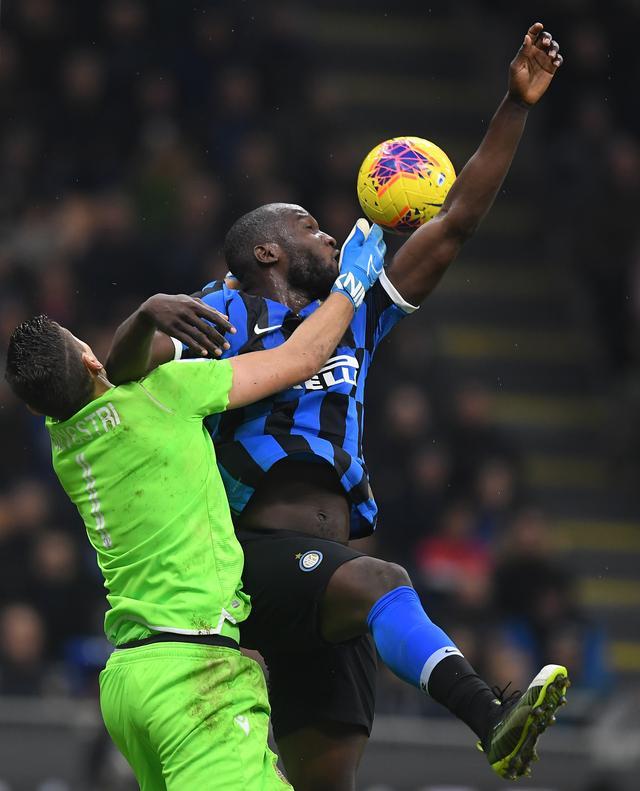 包含维罗纳官方宣布解约主教练，寻找新帅中的词条