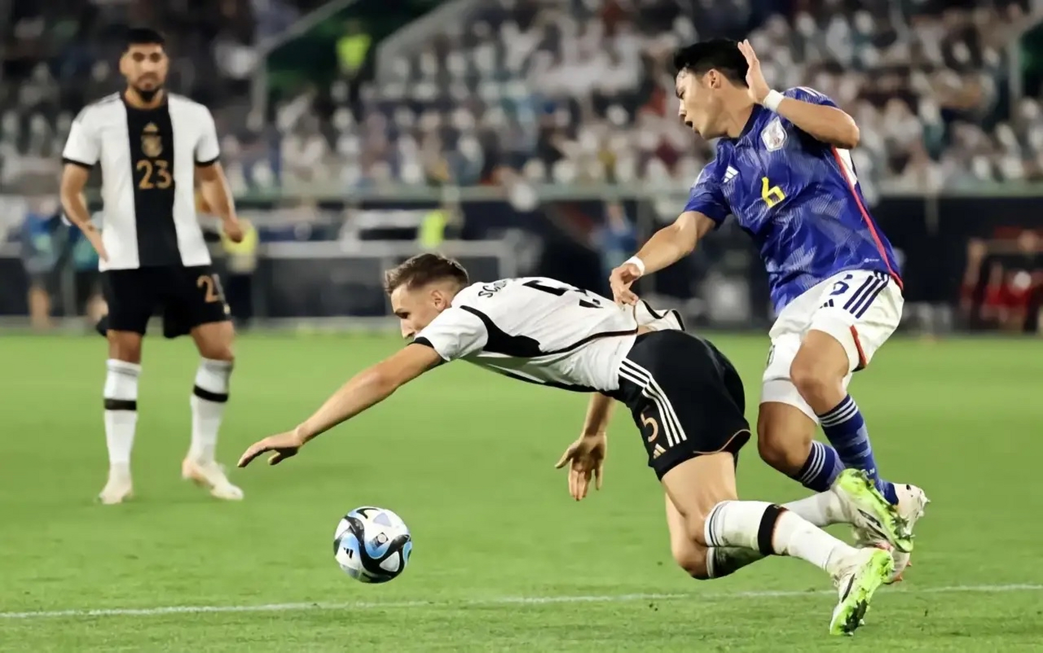 关于波兰主场惨败德国，小组出线压力不小的信息