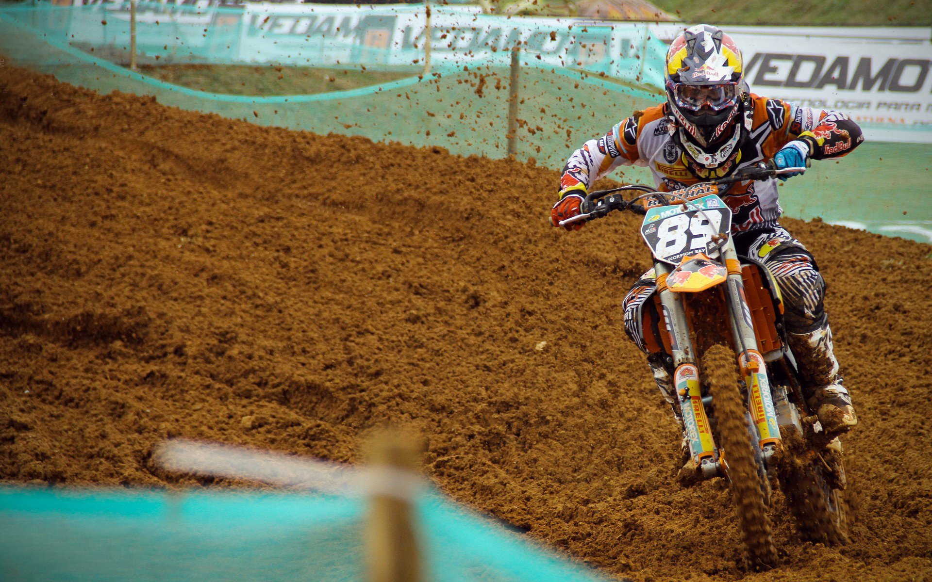 奇迹之夜，当圣西罗的呐喊点燃F1赛道—奥亚尔萨瓦尔的双重征服