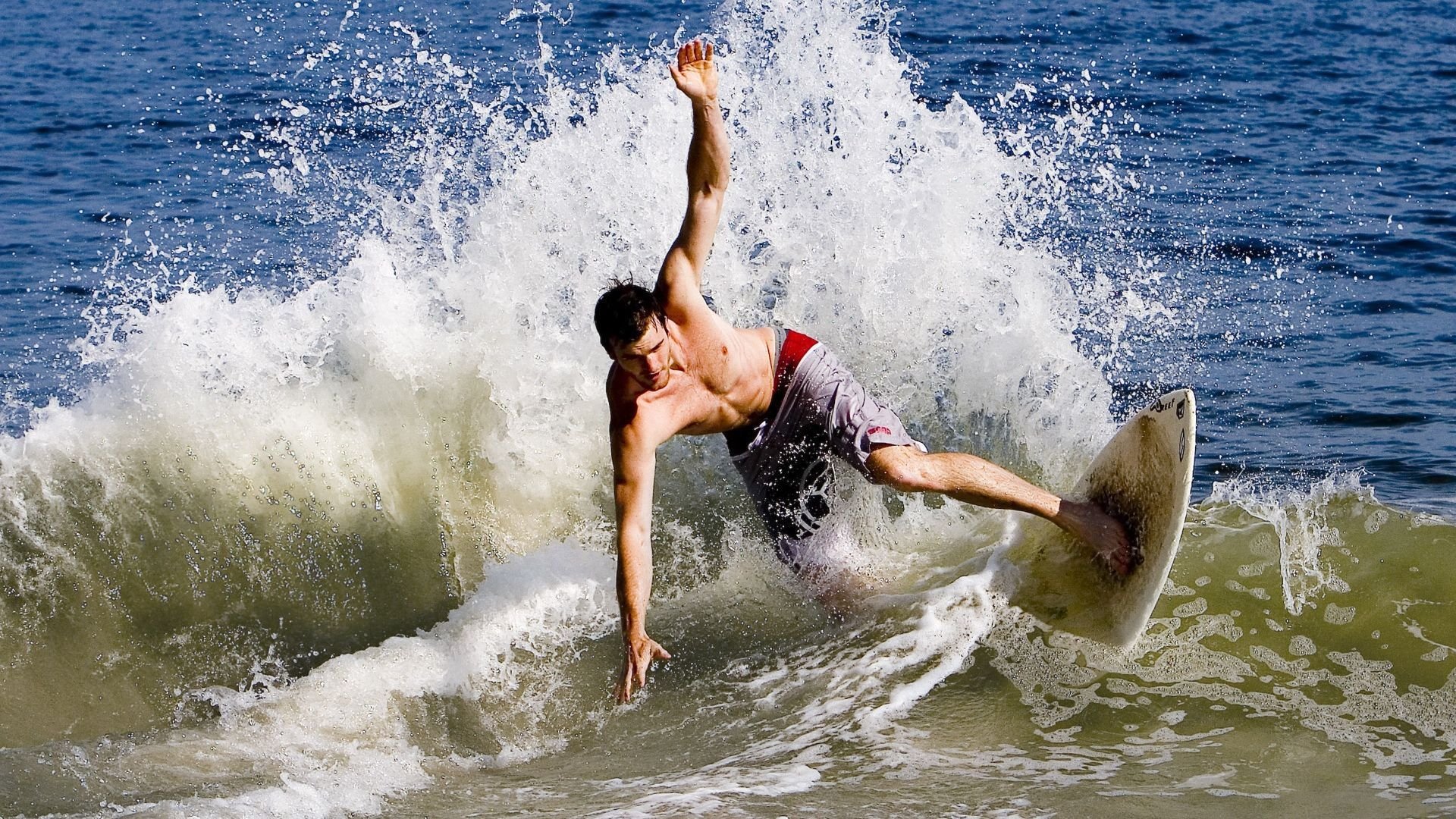 冰与火的对决,灰熊铁血防守下,克莱·汤普森如何用佛光照亮广东队的至暗时刻