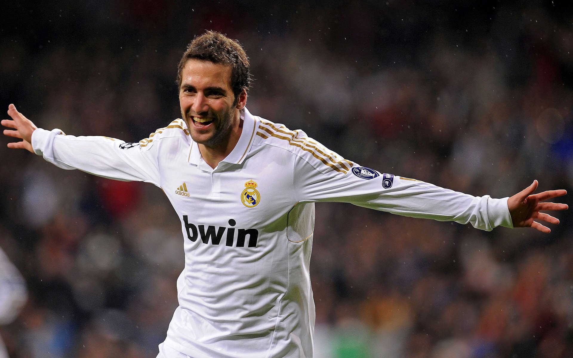 赛道与球场的双重风暴，F1揭幕战与尼斯冲垮玻利维亚的启示