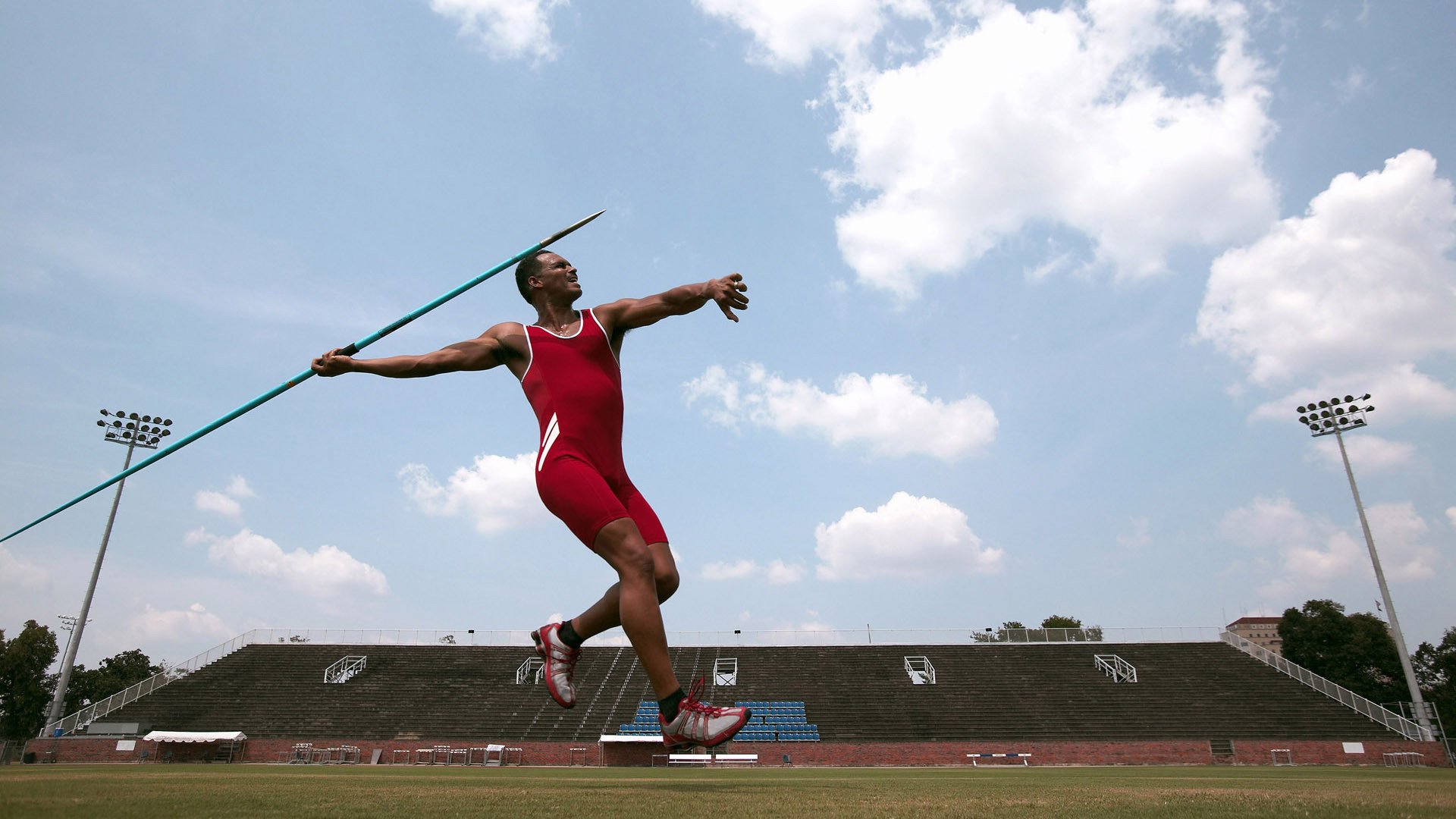 赛道与球场的双重风暴，F1揭幕战与尼斯冲垮玻利维亚的启示