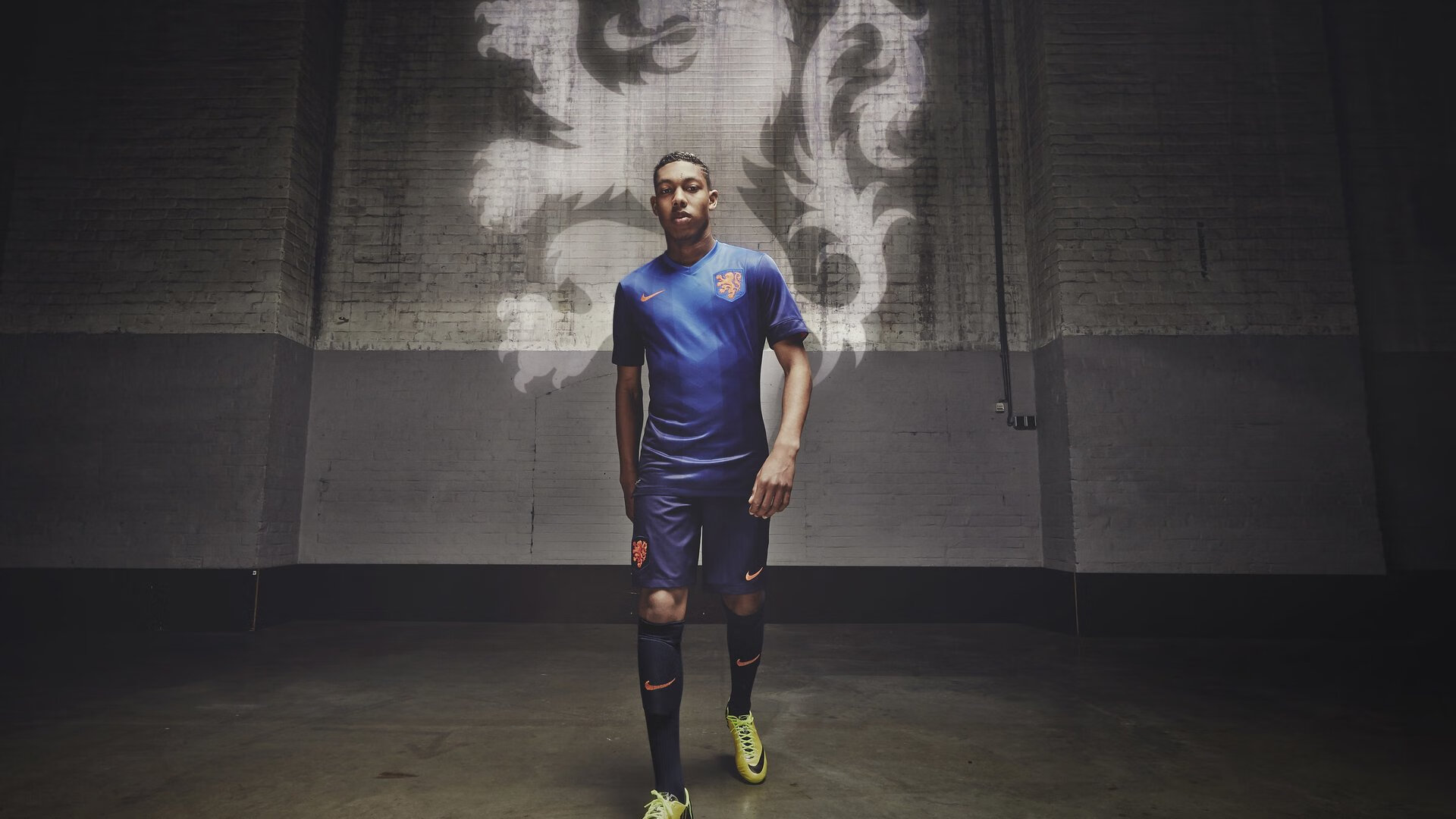 孤独的蓝月骑士，阿尔瓦雷斯在比利时之夜扛起曼城的荣光与遗憾